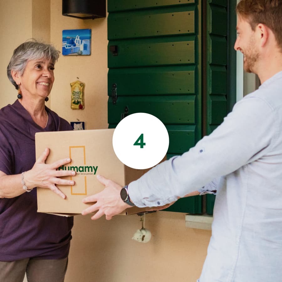 Un fattorino consegna una box Humamy direttamente a casa di una cliente